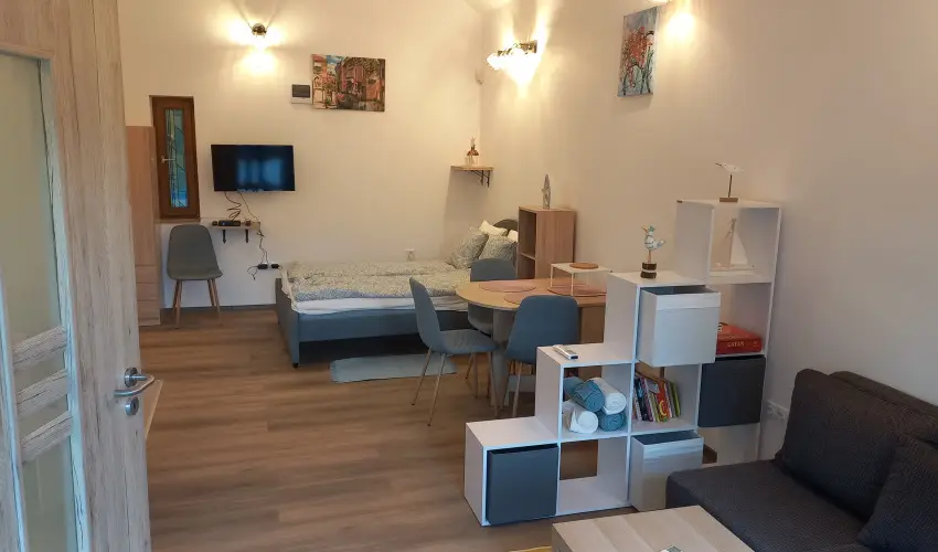 Hanga-lak Velence - Pnksd (min. 2 j)