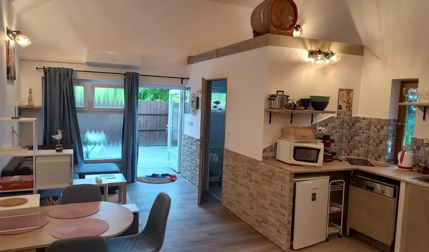 Hanga-lak Velence - Pnksd (min. 2 j)