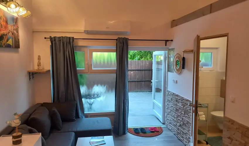 Hanga-lak Velence - Pnksd (min. 2 j)