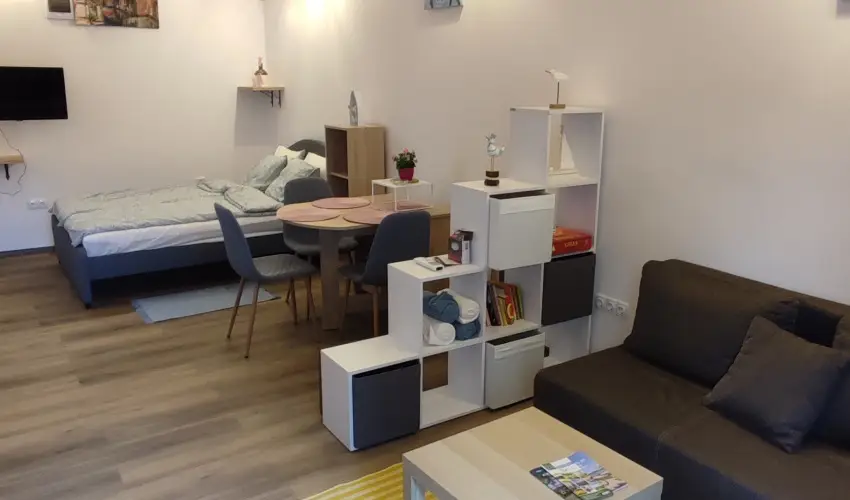 Hanga-lak Velence - Pnksd (min. 2 j)