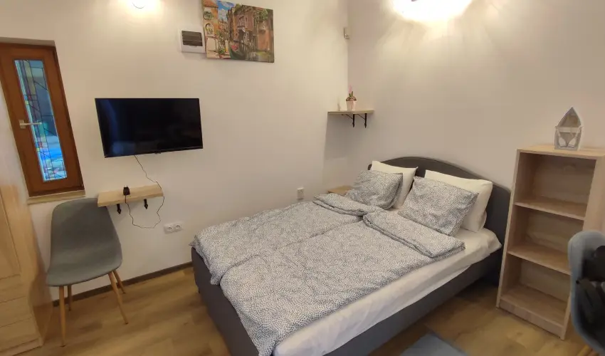 Hanga-lak Velence - Pnksd (min. 2 j)