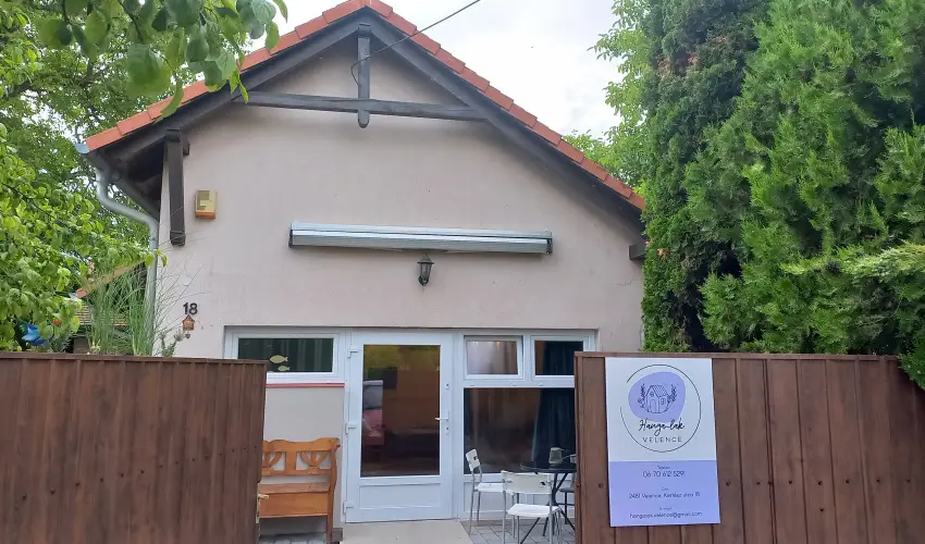 Hanga-lak Velence - Pnksd (min. 2 j)