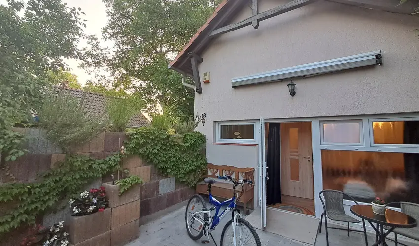 Hanga-lak Velence - Pnksd (min. 2 j)