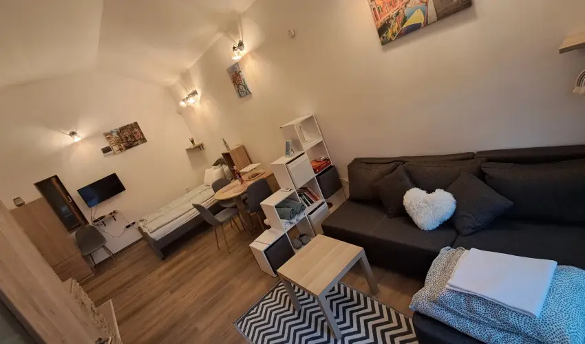 Hanga-lak Velence - Pnksd (min. 2 j)