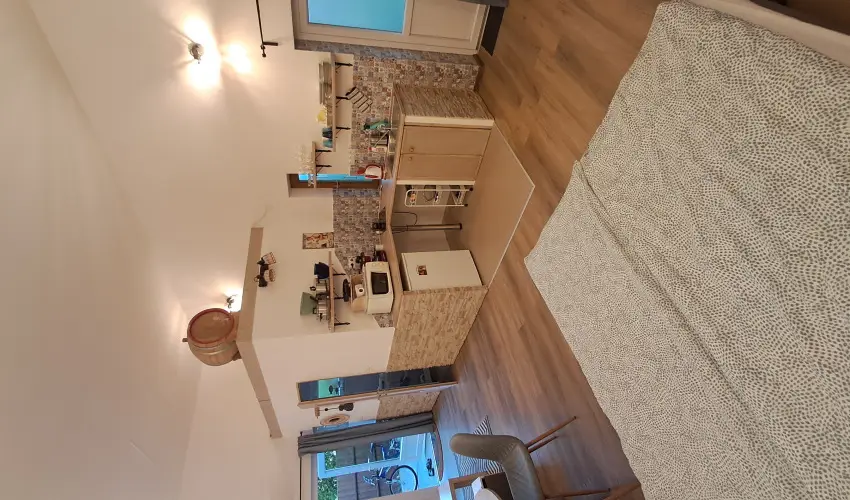 Hanga-lak Velence - Pnksd (min. 2 j)