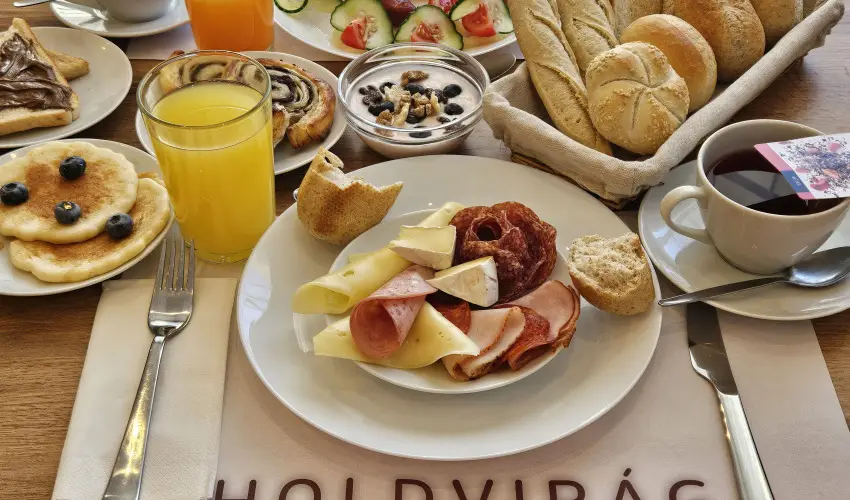 Holdvir�g Hotel S�rv�r - P�nk�sd - teljes el�refizet�ssel