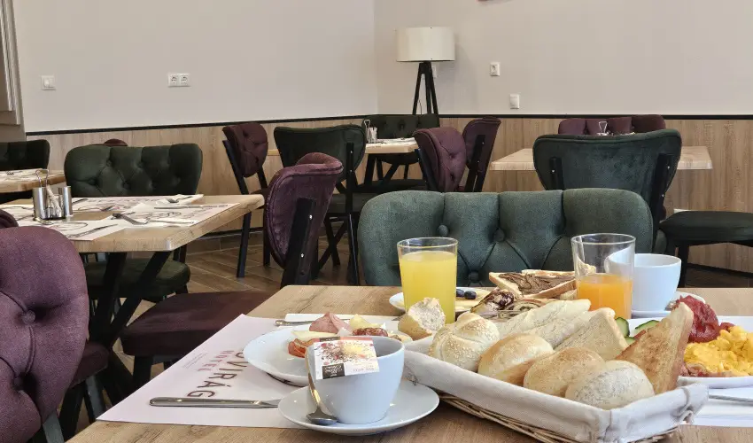 Holdvir�g Hotel S�rv�r - P�nk�sd - teljes el�refizet�ssel