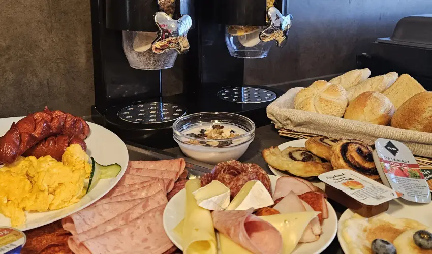 Holdvir�g Hotel S�rv�r - P�nk�sd - teljes el�refizet�ssel