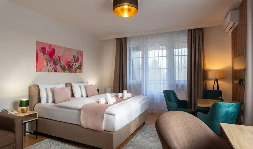 Holdvir�g Hotel S�rv�r - P�nk�sd - teljes el�refizet�ssel