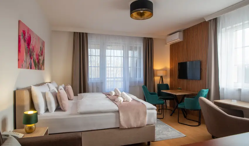 Holdvir�g Hotel S�rv�r - P�nk�sd - teljes el�refizet�ssel