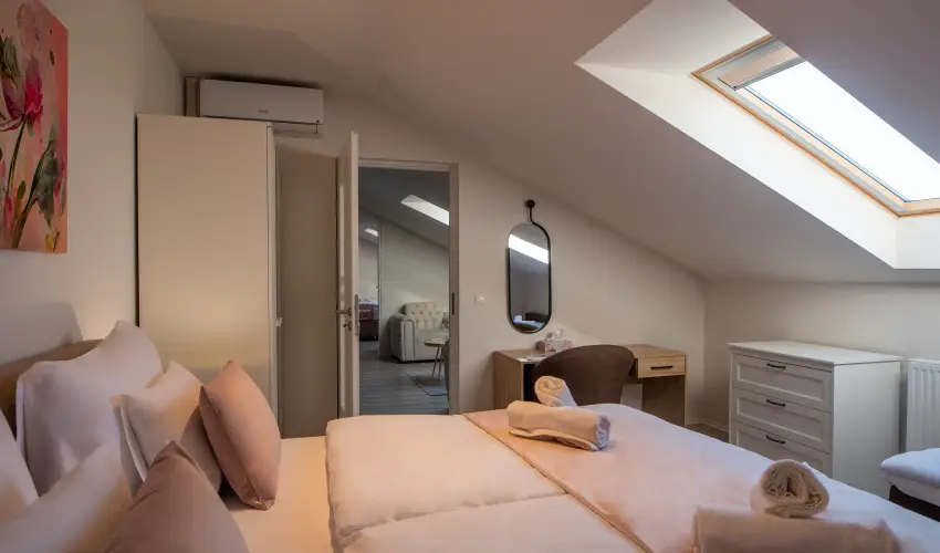 Holdvir�g Hotel S�rv�r - P�nk�sd - teljes el�refizet�ssel