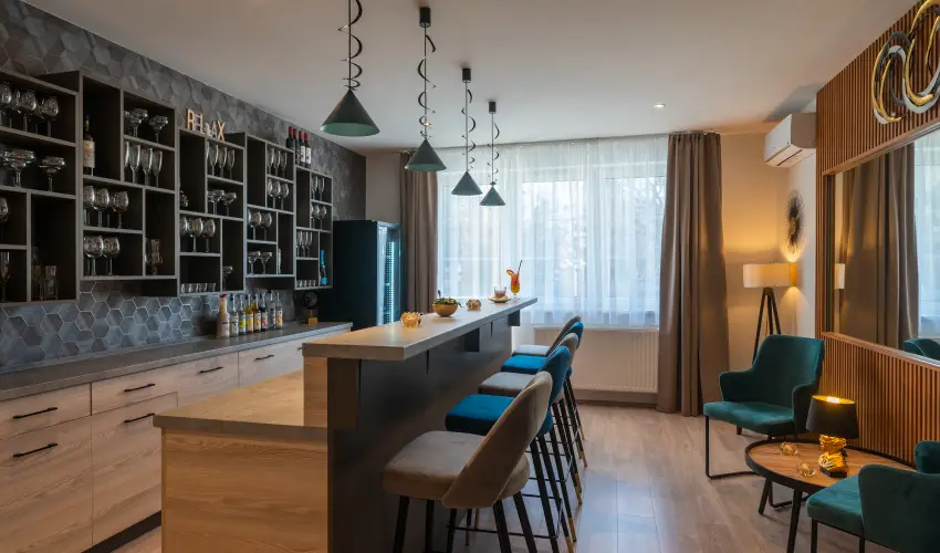 Holdvir�g Hotel S�rv�r - P�nk�sd - teljes el�refizet�ssel