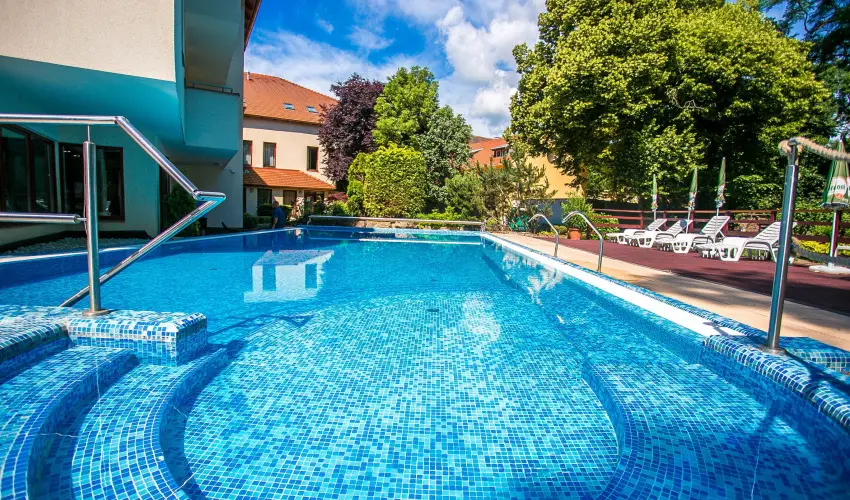 Hotel Bassiana Srvr - Pnksd (min. 3 j)