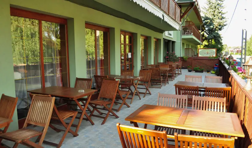 Hajnal Hotel Mez�k�vesd - P�nk�sd