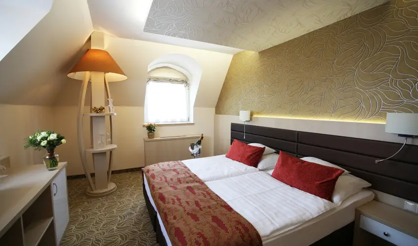 Hotel Kiss Tata - Pnksd 