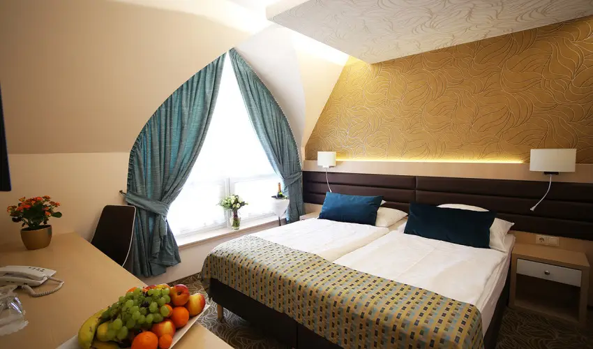 Hotel Kiss Tata - Pnksd 