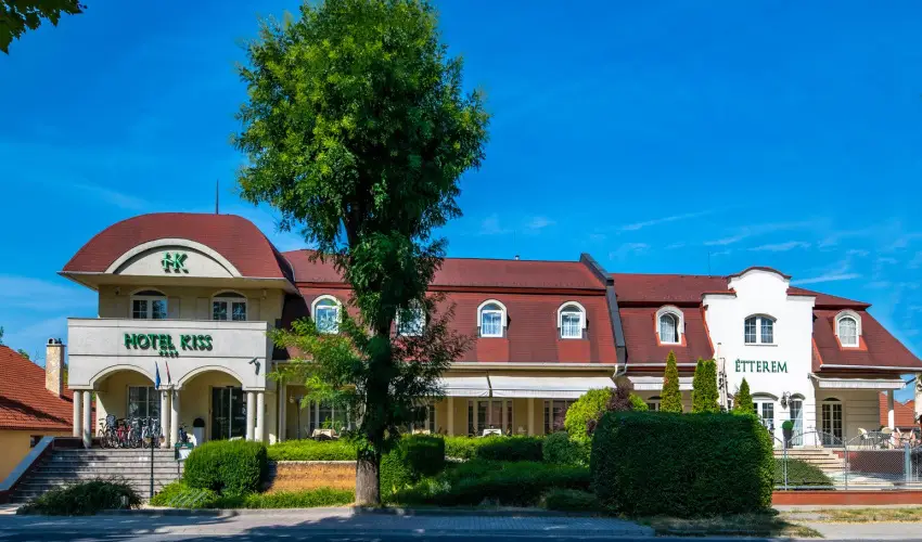 Hotel Kiss Tata - Pnksd 