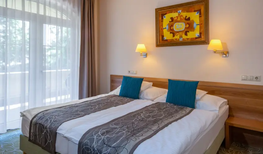 Hotel Kiss Tata - Pnksd 