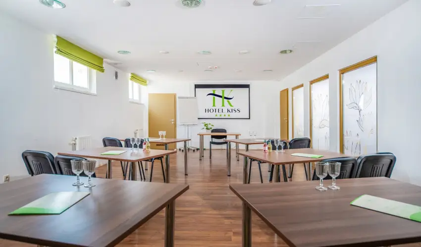 Hotel Kiss Tata - Pnksd 