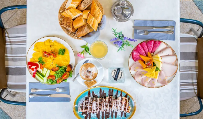 Hotel Kiss Tata - Pnksd 