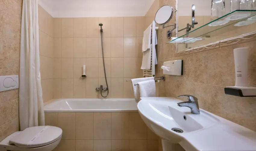 Hotel Kiss Tata - Pnksd 