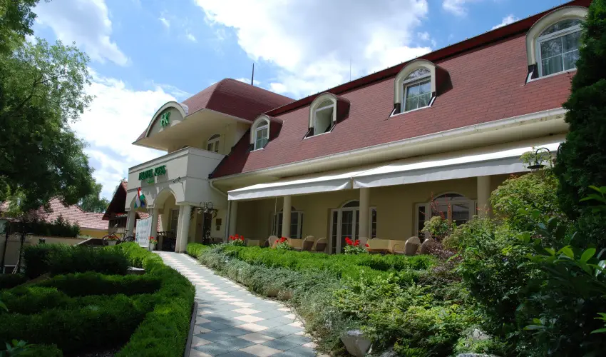 Hotel Kiss Tata - Pnksd 