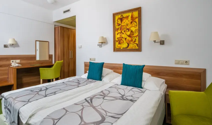 Hotel Kiss Tata - Pnksd 