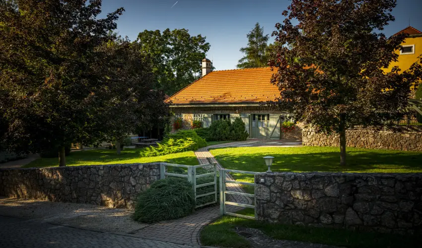 Hotel Sz�palma Porva-Sz�palmapuszta - P�nk�sd (min. 3 �j)