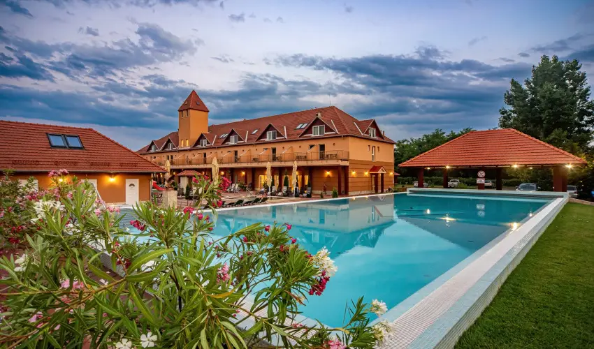 Term�l Hotel Vesta T�pi�szecs� - P�nk�sd 