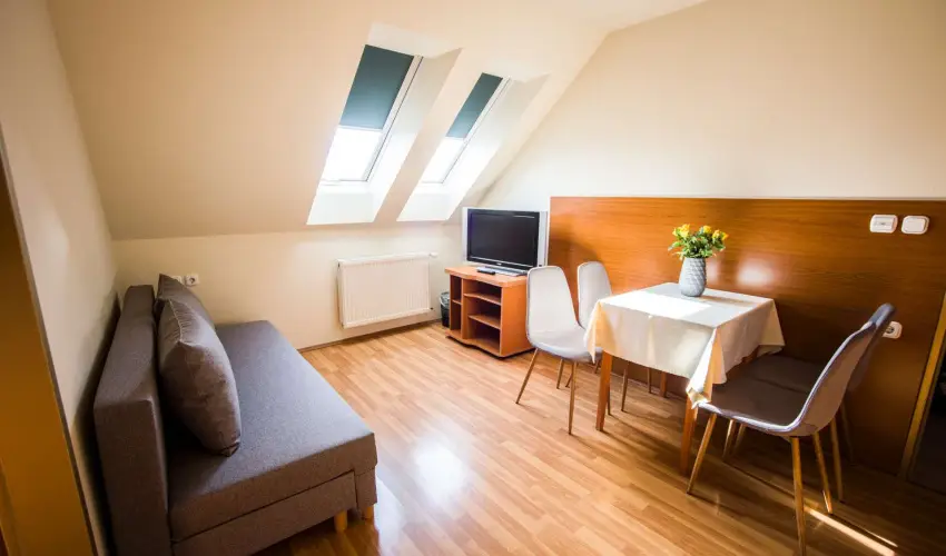 Hotel Vikt�ria S�rv�r - P�nk�sd
