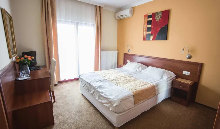 Hotel Vikt�ria S�rv�r - P�nk�sd