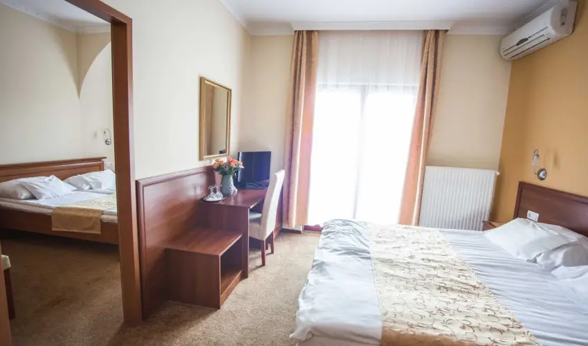 Hotel Vikt�ria S�rv�r - P�nk�sd