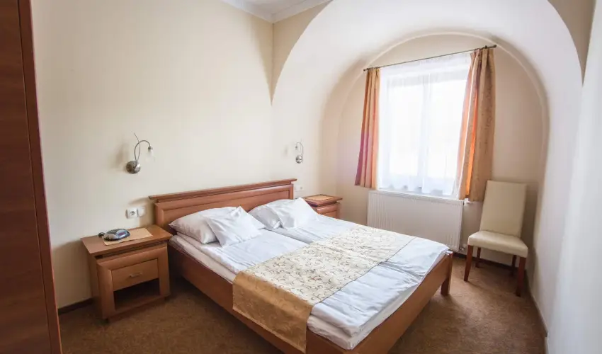 Hotel Vikt�ria S�rv�r - P�nk�sd