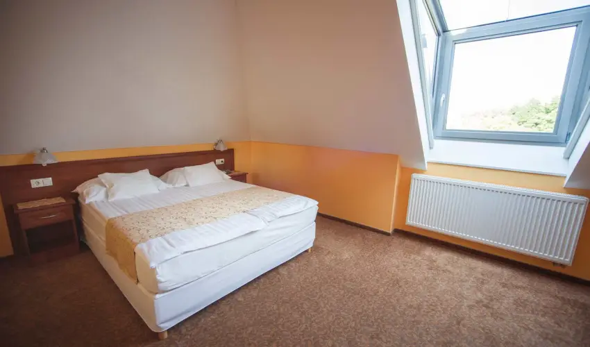 Hotel Vikt�ria S�rv�r - P�nk�sd