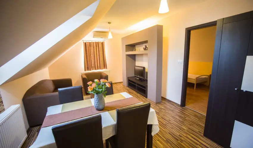 Hotel Vikt�ria S�rv�r - P�nk�sd
