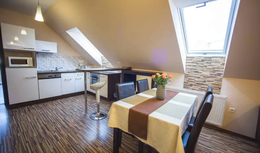 Hotel Vikt�ria S�rv�r - P�nk�sd