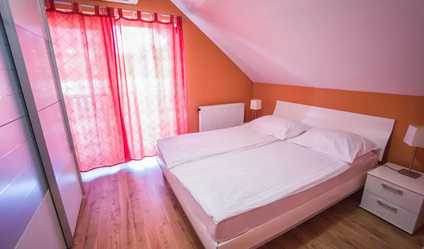 Hotel Vikt�ria S�rv�r - P�nk�sd