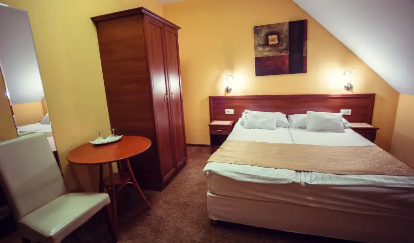 Hotel Vikt�ria S�rv�r - P�nk�sd