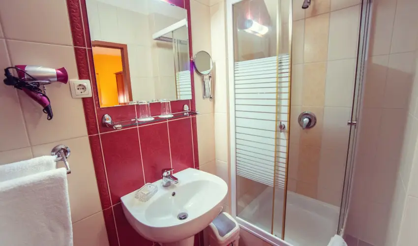 Hotel Vikt�ria S�rv�r - P�nk�sd