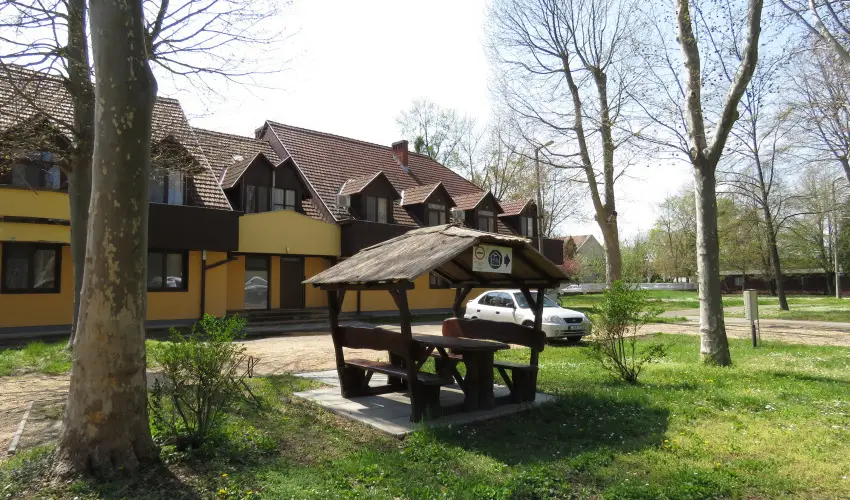 Therm�l Apartmanh�z Kom�rom - P�nk�sd