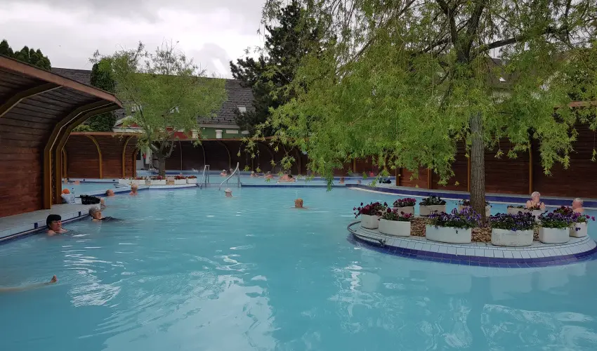 Therm�l Apartmanh�z Kom�rom - P�nk�sd