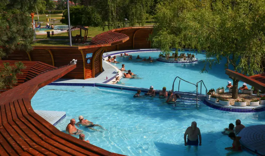 Therm�l Apartmanh�z Kom�rom - P�nk�sd