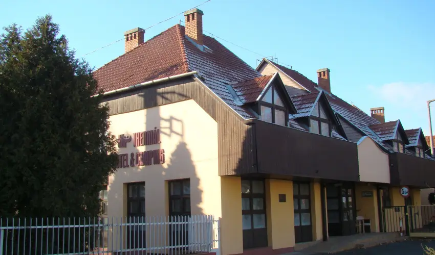 Therm�l Apartmanh�z Kom�rom - P�nk�sd