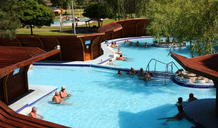 Therm�l Apartmanh�z Kom�rom - P�nk�sd