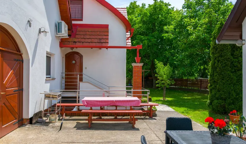 Huszr Vendghz rvnyes - Pnksd (min. 2 j)