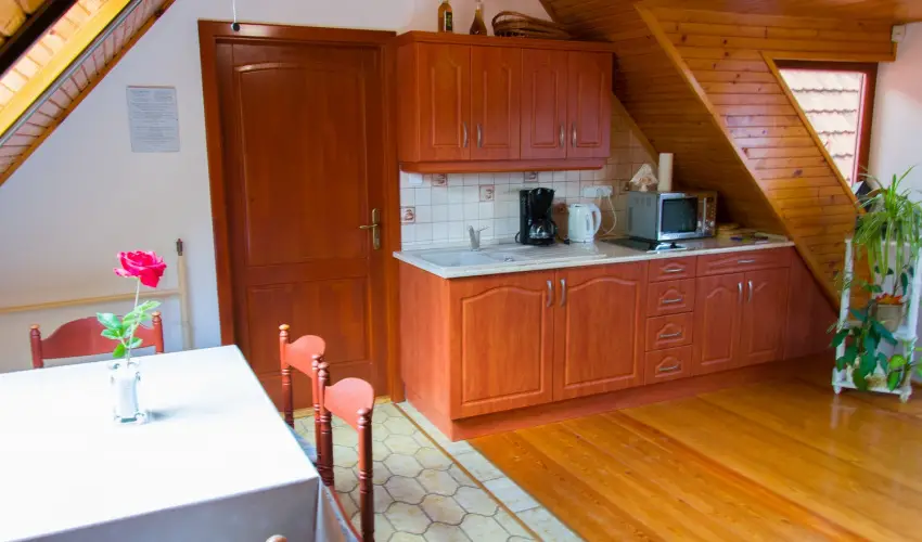 Huszr Vendghz rvnyes - Pnksd (min. 2 j)