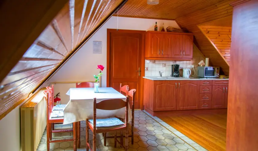 Huszr Vendghz rvnyes - Pnksd (min. 2 j)