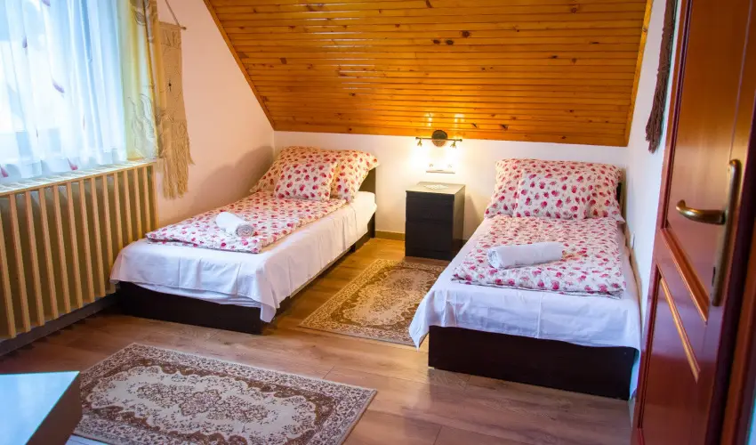 Huszr Vendghz rvnyes - Pnksd (min. 2 j)