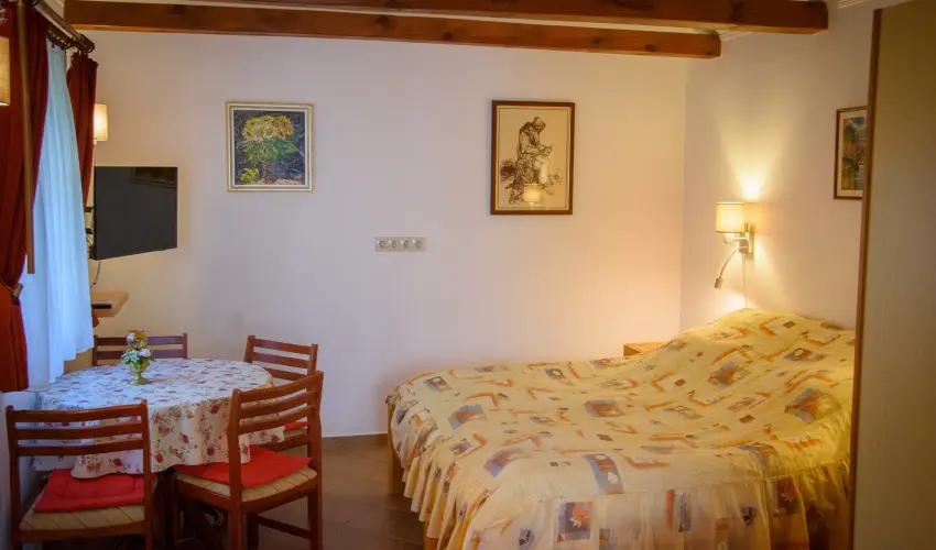 Huszr Vendghz rvnyes - Pnksd (min. 2 j)