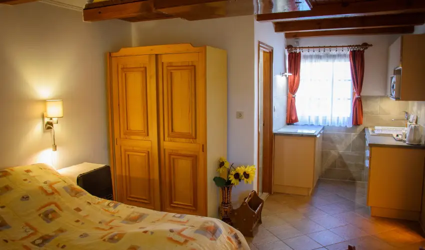 Huszr Vendghz rvnyes - Pnksd (min. 2 j)